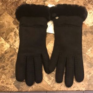 NWT UGG tech gloves in large